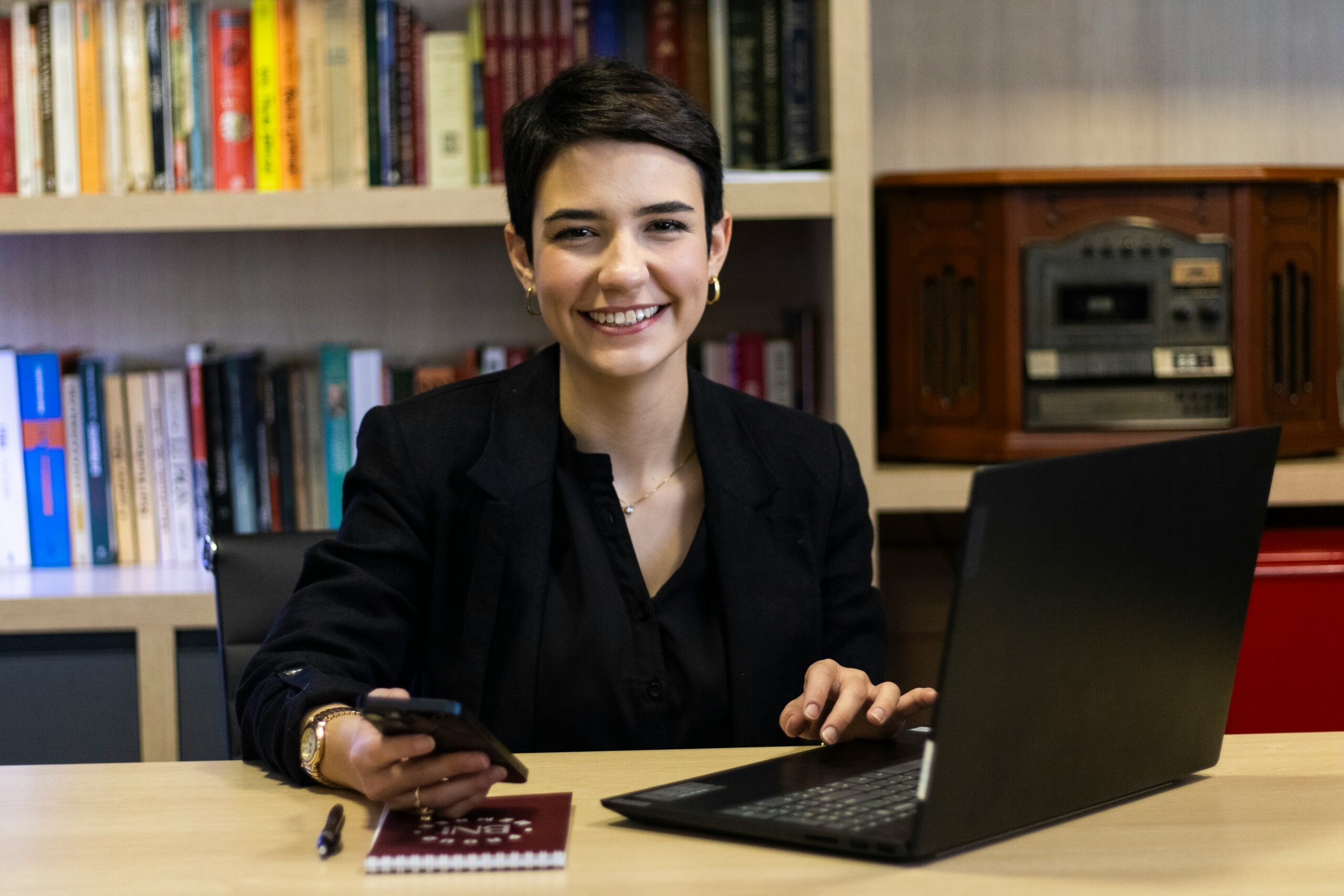 Portrait de Madame Sophie Bernard, Spécialiste de l’UX/UI design pour AccessiWeb, avec une expertise approfondie en conception centrée utilisateur. Elle est également une formatrice certifiée en design inclusif.